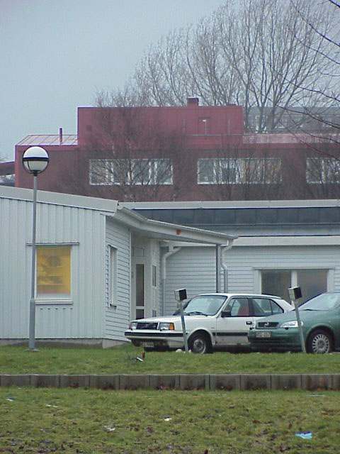 Buaskolan med Högsbo sjukhem i bakgrunden.