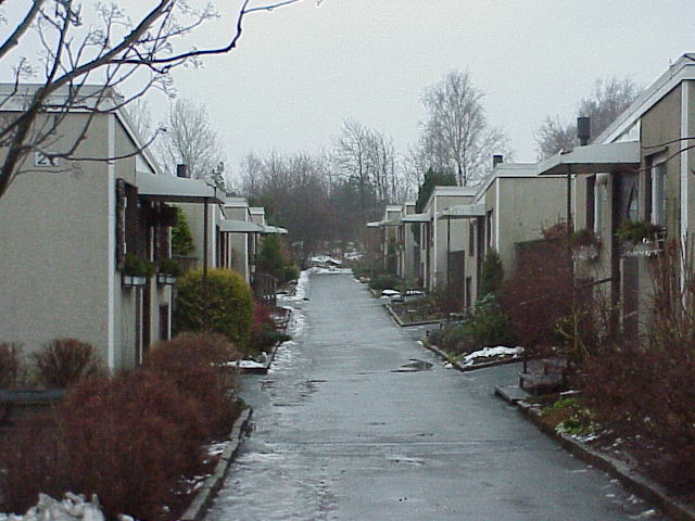 Gångpassage mellan huslängorna. 