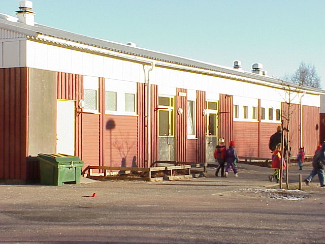 Skolbyggnadens södra fasad. Skolområdet angränsar i söder till Lärjeåns dalgång.