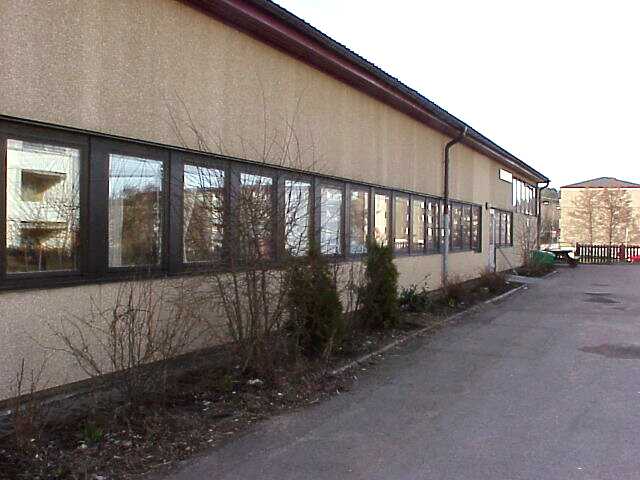 En av Bäckeboskolans fasader
