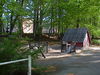 I parkområdet mellan dessa lamellhus och husen i kvarteret Katalogen (11:6), finns en stor lekpark insprängd i grönskan i en ravin.