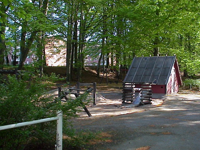 I parkområdet mellan dessa lamellhus och husen i kvarteret Katalogen (11:6), finns en stor lekpark insprängd i grönskan i en ravin.