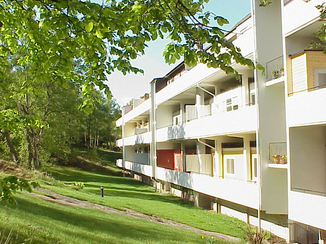 Däckshuset är placerat i en dalgång ned mot Mölndalsån. 