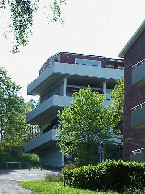Runt däckshuset löper balkonger. Vid uppförandet var ett av kraven att lägenheterna inte fick byggas utanför den yttersta raden av pelare. 