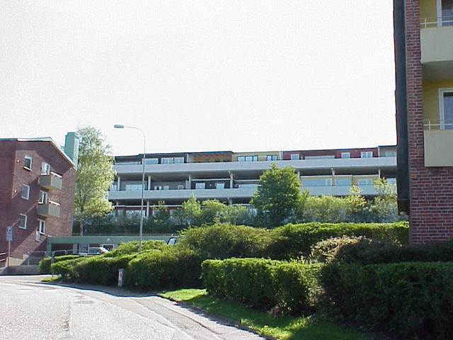 Fribergers däckshus är placerat direkt ovanför röda tegellamellhus i sluttningen ned mot Mölndalsåns dalgång. Lägenheterna har en vidunderlig utsikt mot Mölndal och Göteborgs stad.
