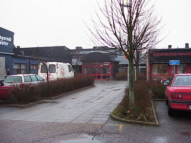 Entrén till Angered gymnasium ligger så här undanskymt på baksidan av Blå stället, som skymtar till vänster.