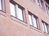 Socialvårdens hus har fönsteromfattningar av svagt utskjutande tegel.