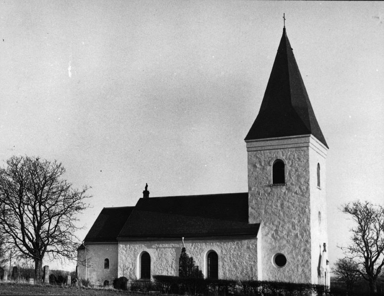 Holms kyrka från norr. Efter ombyggnaden 1960.