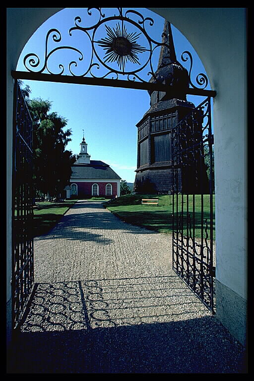 Borgsjö kyrka och klockstapel (bild trol fr tidigt 80-tal)