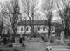 Ucklums kyrka från söder, med kyrkogården i förgrunden.