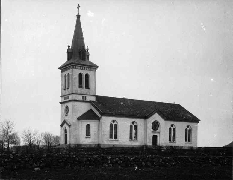 Ödsmåls kyrka från norr.