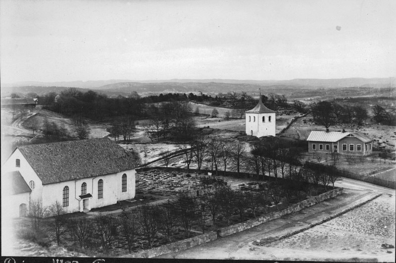 Skee kyrka och klockstapel från sydväst. Foto omkring 1900.