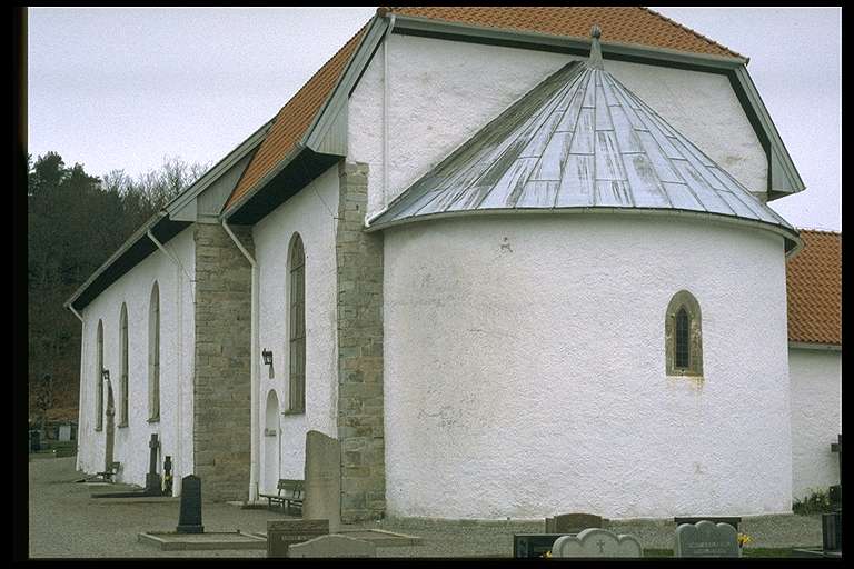 Skee kyrka från öst.
