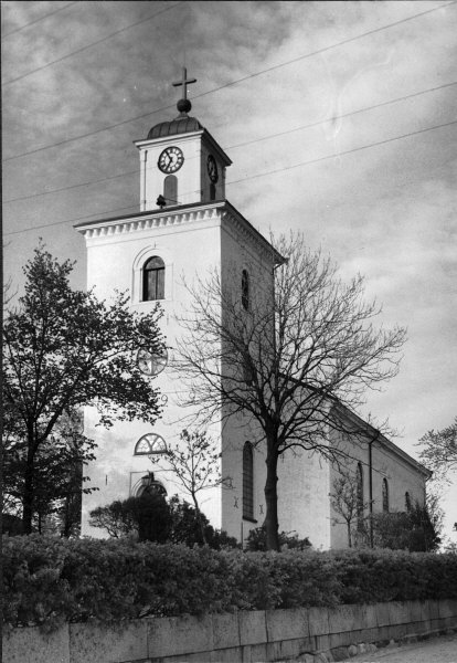 Strömstads kyrka från sydväst.