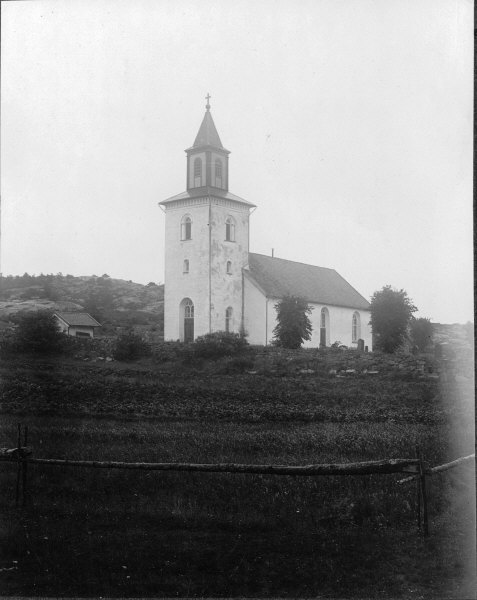 Tjärnö kyrka från sydväst.