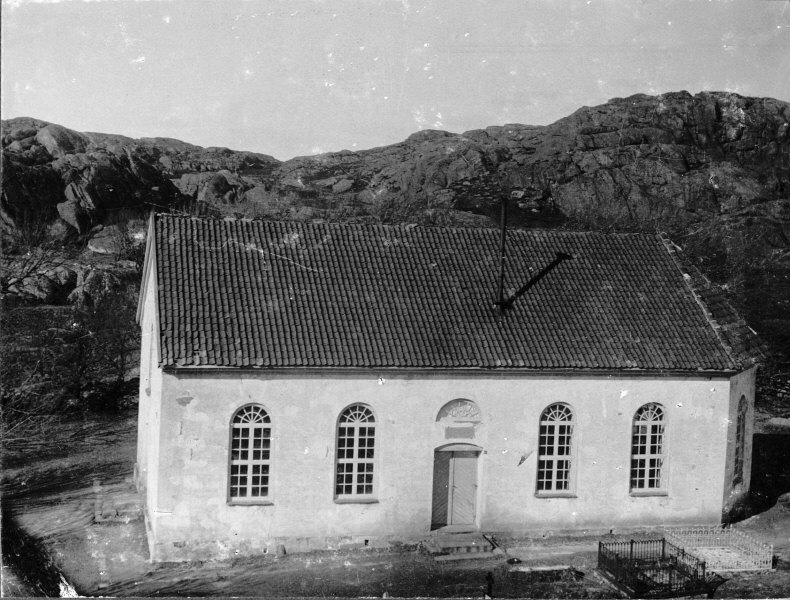 Klövedals kyrka från syd.