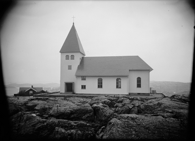 Skärhamns kyrka från söder.