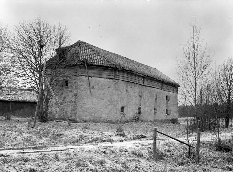 Tösse gamla kyrka från nordöst.