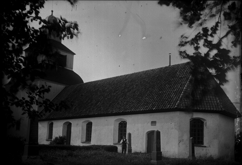 Sällstorps kyrka från sydöst.