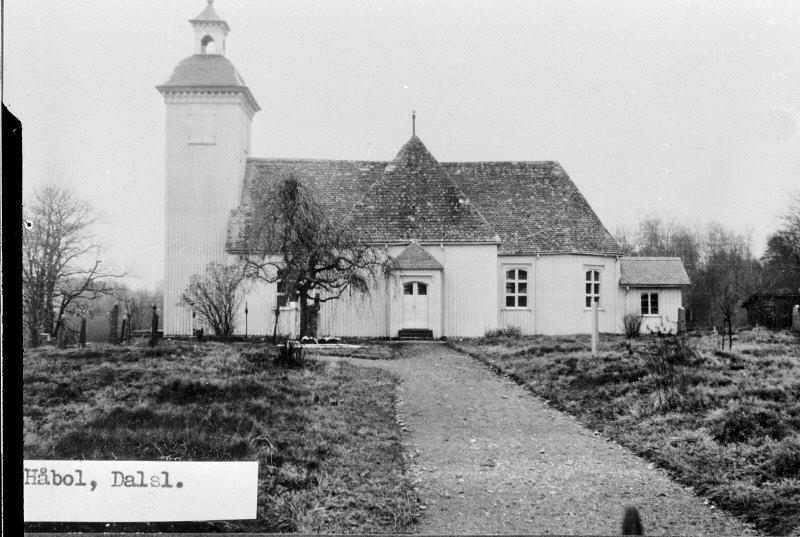 Håbols kyrka från syd.