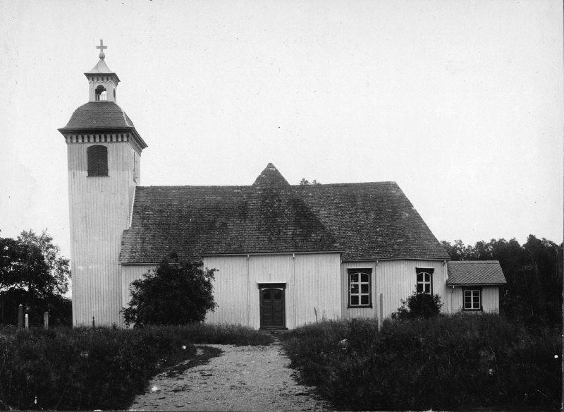 Håbols kyrka från syd.