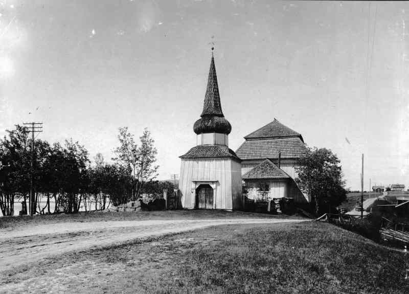 Stuguns gamla kyrka med klockstapel