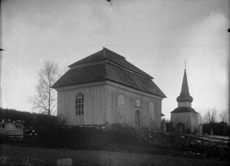 Stuguns gamla kyrka med klockstapel