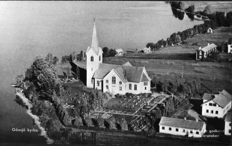 Flygbild över Gåxsjö kyrka med omgivningar