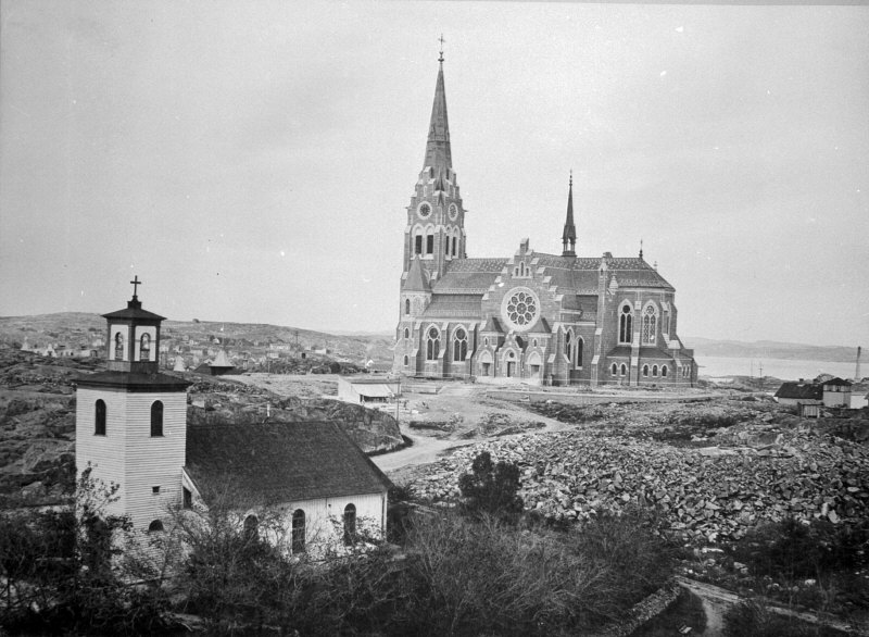 Lysekils kyrka med den gamla kyrkan i förgrunden.