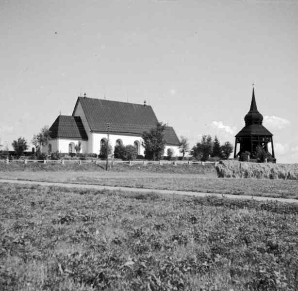 Frösö kyrka med klockstapel från norr