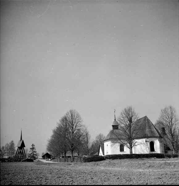 Lista kyrka och klockstapel från sydöst