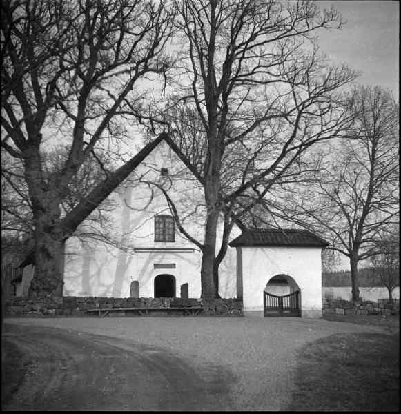 Helgesta kyrka från väst