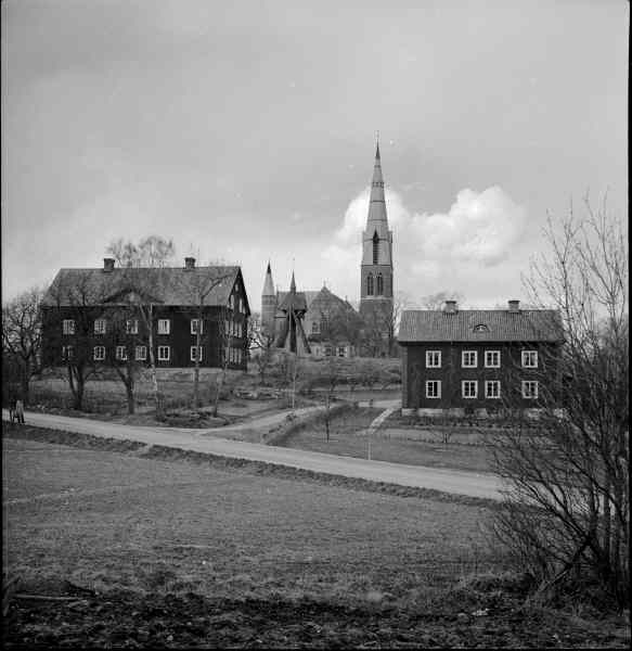 Floda kyrka med omgivning från öster