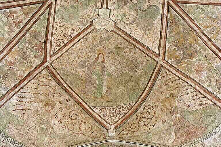 Nederluleå kyrka, kalkmålning i korvalvet, i mitten evangelisten Matteus med sin symbol ängeln.