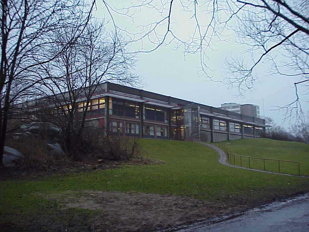 Frölunda Kulturhus på Glasberget i skymningen, med en "spansk" trappa som leder till entrén.