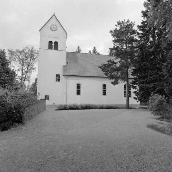 Bredåkra kyrka från syd.