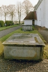 Flistads kyrkogård med två gravtumbor. Neg nr 02/174:12.jpg