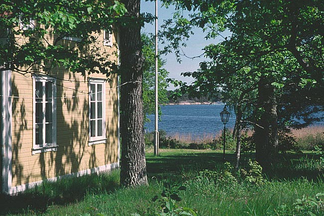 Bostadshuset på Klingsö med utsikt över vattnet..