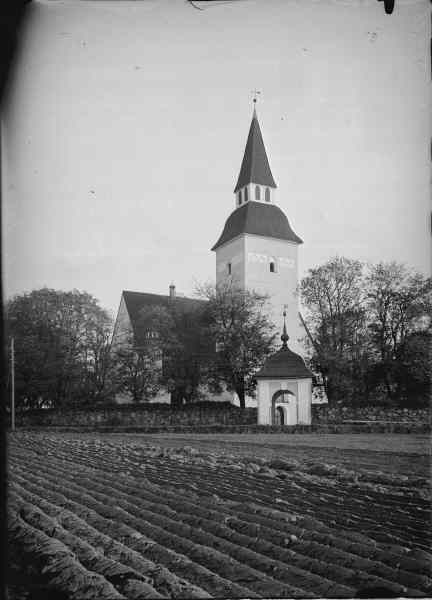 Sorunda kyrka och stiglucka mot nordväst