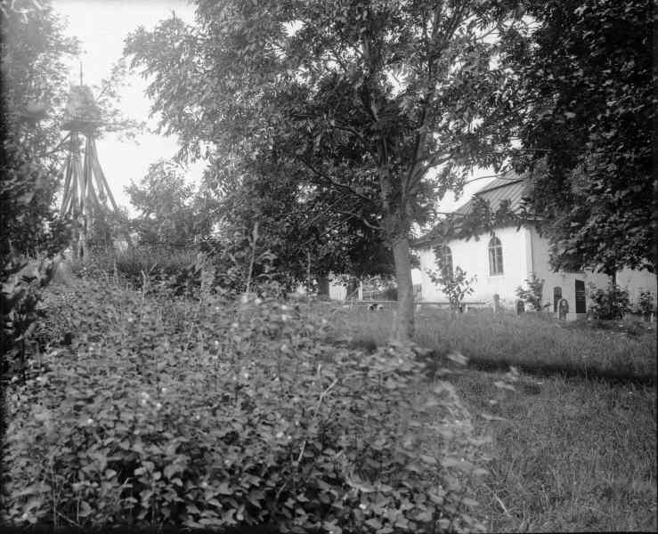 Torö kyrka och klockstapel mot sydväst