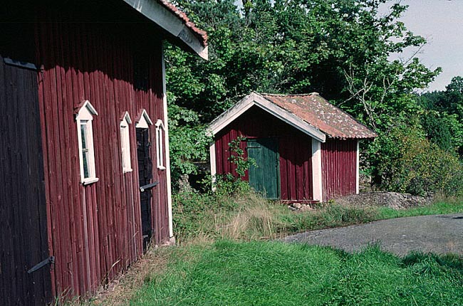 Nr 9007, ladugård och nr 9008, bod.