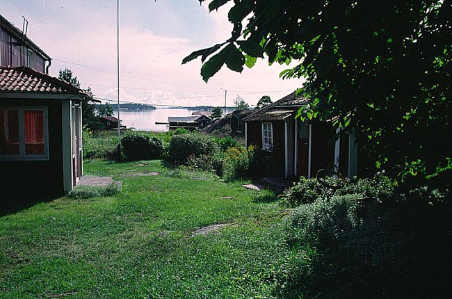 Gårdsplanen mellan bostadshusen på Hamnö 1:4.