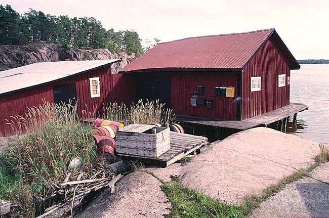 Nr 9006, båthus (med postlådorna).