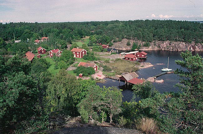 Hamnö by från berget SV om byn.