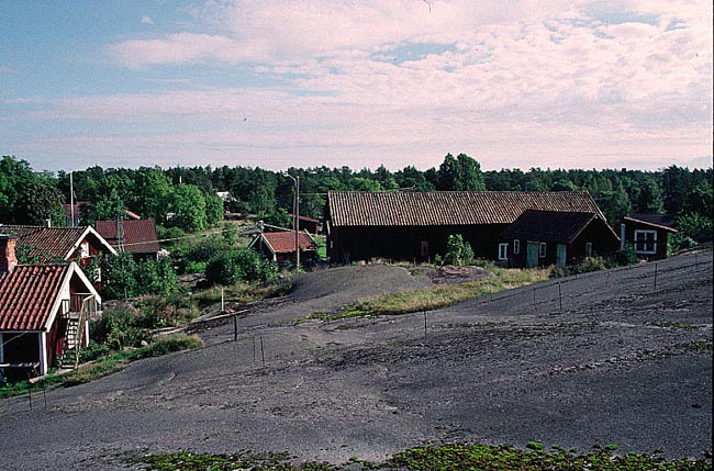 Ladugården och två små uthus på Älö 1:6. På berghällen i förgrunden syns rester efter bressler att torka nät på.