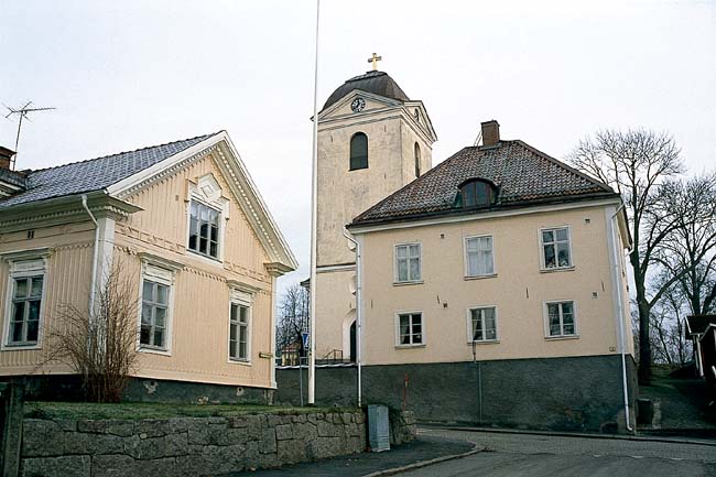 Sofia Magdalena kyrka med prästgården t.v. och en av de två kyrkoflyglarna t.h.