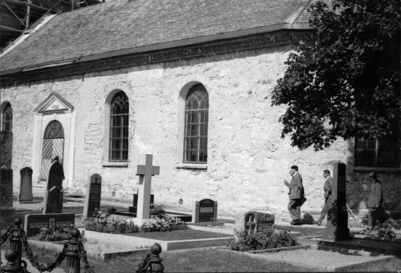 Hallsbergs sockenkyrka, södra långhusfasaden