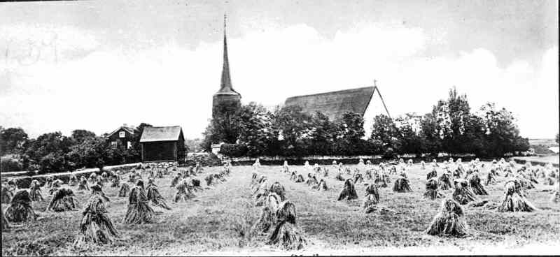 Sköllersta kyrka och klockstapel med omgivningar