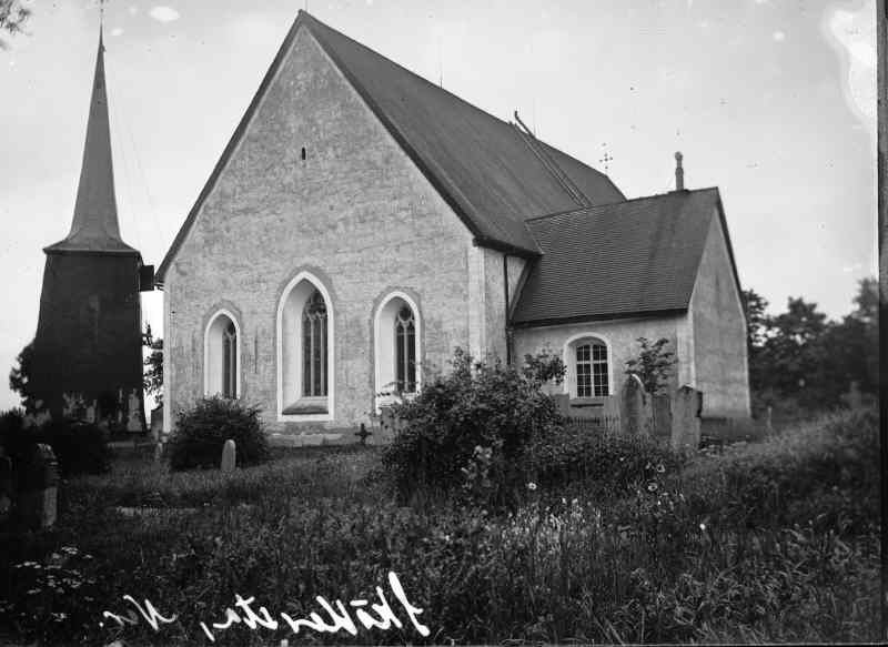 Sköllersta kyrka och klockstapel från nordöst