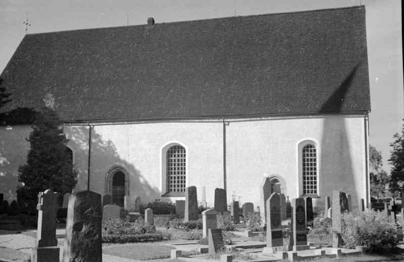 Sköllersta kyrka från söder